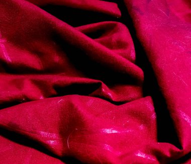 kırmızı kumaş veya eğri desenli kumaş.