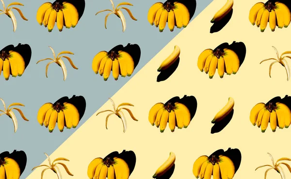 カラフルな背景を持つバナナは — ストック写真