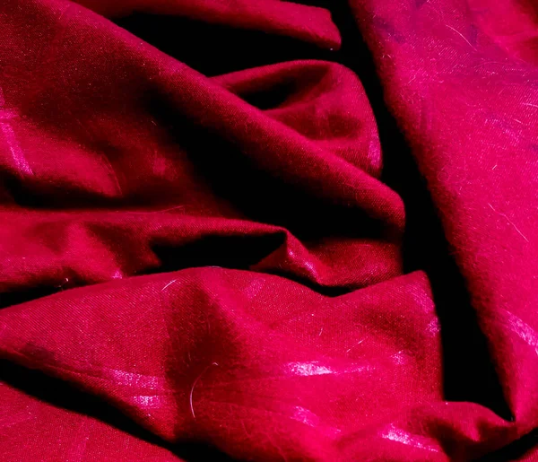 kırmızı kumaş veya eğri desenli kumaş.