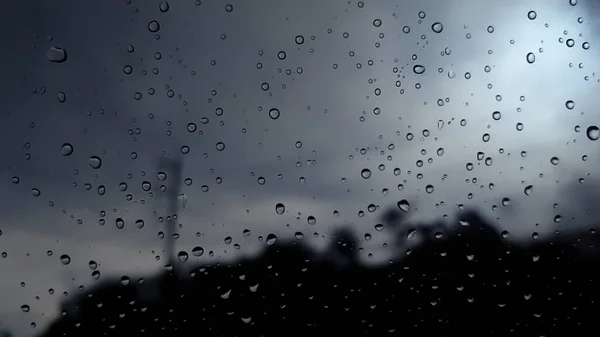Regentropfen Auf Die Glaswand Und Die Stadt Dahinter Unschärfe Sehen — Stockfoto
