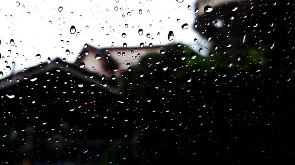 Kropla Deszczu Szklaną Ścianę Przezroczystość Zobaczyć Miasto Plamie — Zdjęcie stockowe