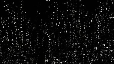 Yağmur mevsimi geldiğinde siyah zemin üzerindeki camların üzerine beyaz yağmur damlası veya su damlası rengi.