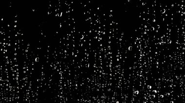 Yağmur mevsimi geldiğinde siyah zemin üzerindeki camların üzerine beyaz yağmur damlası veya su damlası rengi.