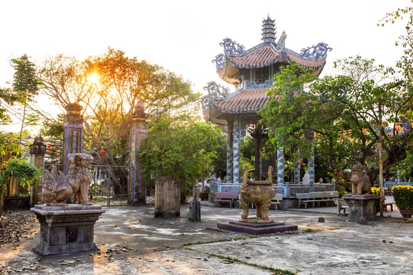 Pagode et temple célèbres de Chua Tan Thai à Da Nang, Vietnam. Un endroit à visiter à Danang. Coucher de soleil à la pagode — Photo