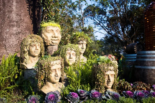 Danang, Vietnam - 19 de marzo de 2019. La estatua de cabezas con hierba y plantas en lugar de pelo - partes del cuerpo en Ba Na Hills en Da Nang, Vietnam — Foto de Stock