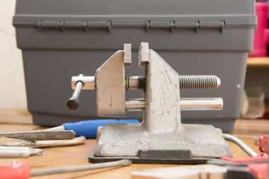 küçük taşınabilir Yardımcısı tornavida araçları onarım için rastgele çalışma yüzeyinde dağınık