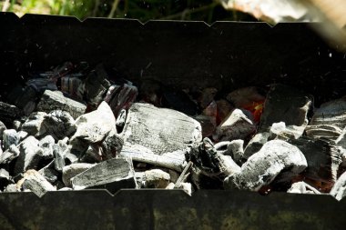 Barbekü Izgara açık havada yaz, ateşleme, yanmış kömür smoldering