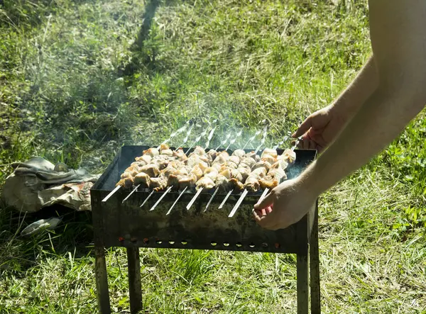 Barbecue Grill Summer Outdoors Hands Turn Skewer Even Roasting — Stock Photo, Image