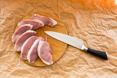 Bir kesme tahtası üzerinde taze Çiğ domuz pirzolası. Ambalaj kağıdı düzenleme