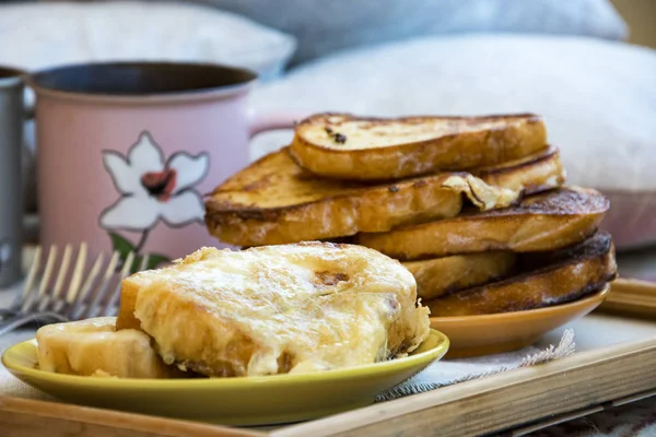 Lezzetli kahvaltı tost ve büyük bir fincan kahve ile yatakta