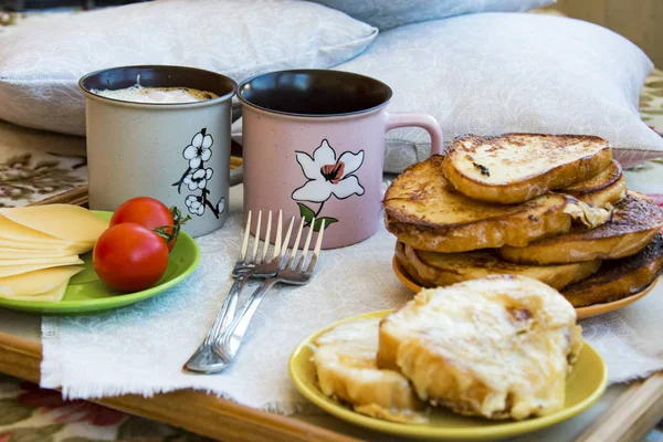 Deliziosa Colazione Letto Con Toast Una Grande Tazza Caffè — Foto Stock