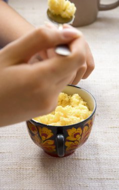 Mısır püresi boyalı eski Rus tarzı Kupası, bir kapalı keten masa örtüsü tablo içinde kahvaltı