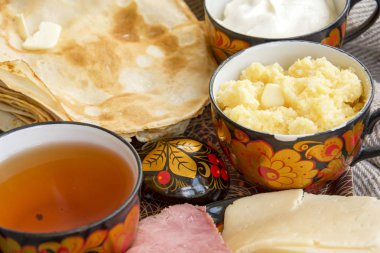 Sevgiliniz, ekşi krema, peynir ve et, Mısır püresi ile kek ve bir bardak taze demlenmiş çay için yatakta kahvaltı. Günaydın!