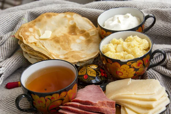 Desayuno Cama Para Amada Panqueques Con Crema Agria Queso Carne — Foto de Stock