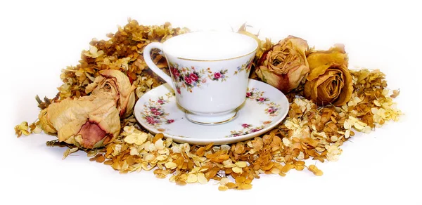 Čaj Dvojice Porcelánu Mezi Rozptýlené Květy Hortenzie Růže Květiny Zázemí — Stock fotografie