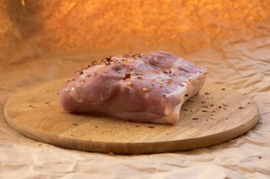 Bir kesme tahtası üzerinde taze Çiğ domuz pirzolası. Ambalaj kağıdı düzenleme