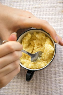 Mısır püresi boyalı eski Rus tarzı Kupası, bir kapalı keten masa örtüsü tablo içinde kahvaltı