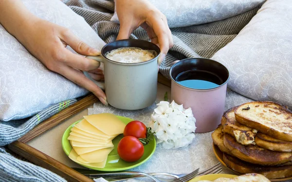 Délicieux Petit Déjeuner Lit Avec Pain Grillé Une Grande Tasse — Photo