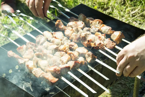 Barbecue Grill Zomer Buiten Handen Zet Spies Voor Zelfs Roosteren — Stockfoto