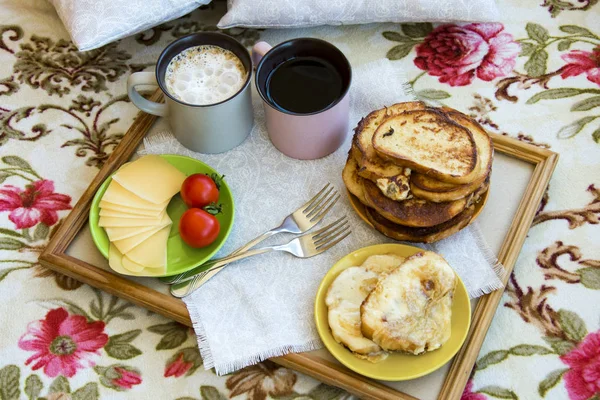 Vynikající Snídaně Posteli Toastem Velký Šálek Kávy — Stock fotografie