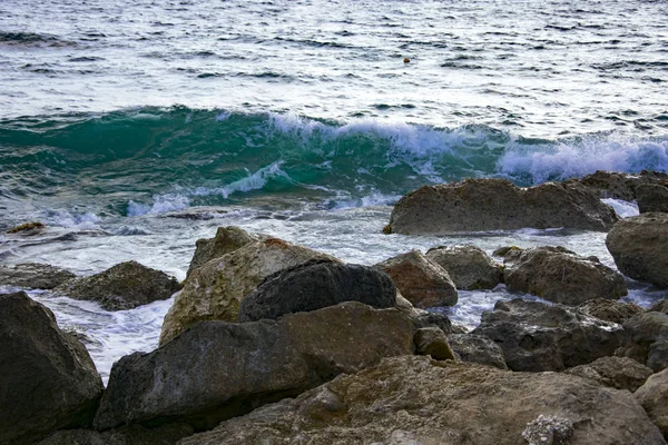 岩のビーチの中で海の水で 日没の風景 — ストック写真