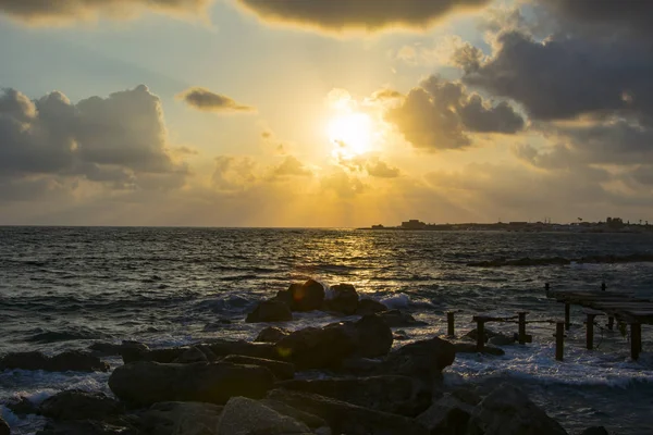 Paysage Coucher Soleil Dans Eau Mer Parmi Plage Rocheuse Passerelle — Photo