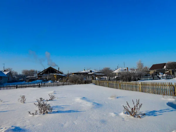 Día Despejado Invierno Paisaje Rural Con Jardín Rústico Cubierto Nieve — Foto de Stock