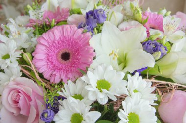 buket çiçek pembe gül, Beyaz Krizantem, ışık Alstroemeria, gerbera yakın çekim şeritli.