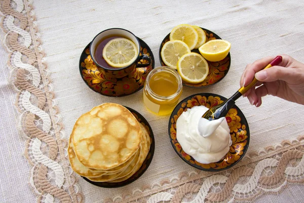 Thé Dans Une Tasse Peinte Sur Une Soucoupe Tranchée Citron — Photo
