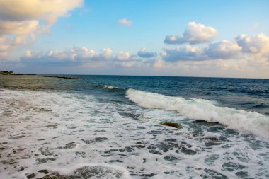 deniz dalgaları arasında kayalık plaj, Kıbrıs, Paphos,