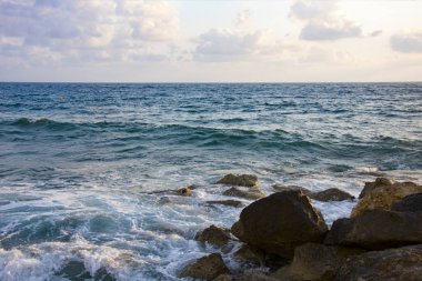 deniz dalgaları arasında kayalık plaj, Kıbrıs, Paphos,