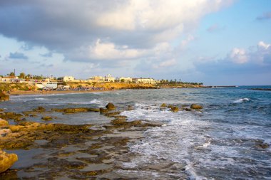 deniz dalgaları arasında kayalık plaj, Kıbrıs, Paphos,
