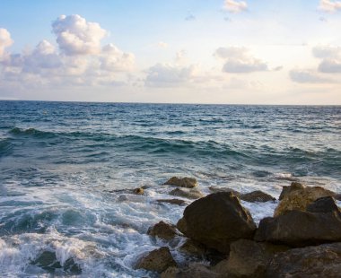 deniz dalgaları arasında kayalık plaj, Kıbrıs, Paphos,