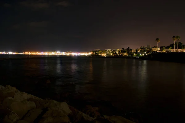 Chipre, Paphos, luces panorámicas de la ciudad nocturna, costa y mar — Foto de Stock