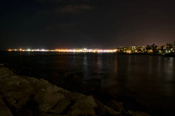 Chypre, Paphos, lumières panoramiques nocturnes de la ville, littoral et mer — Photo