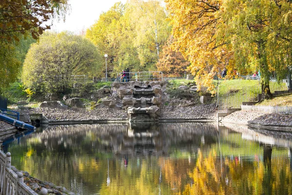 Parc d'automne, arbres reflétés dans l'étang, clôture rouillée blanche, esprit — Photo