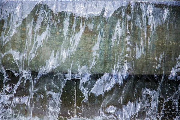 Suyun bir basamaktan aktığını görebilirsiniz, ama net bir şekilde görülebilir.