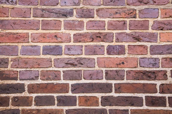 Farklı boyutlarda dikdörtgen şekilli bir tuğla işi görebilirsiniz.