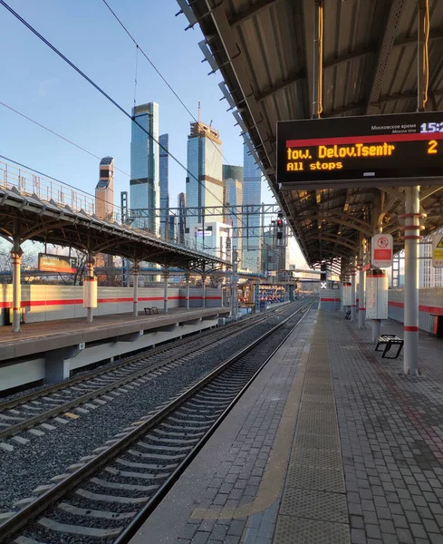 Yolda başka bir tren istasyonu daha var.