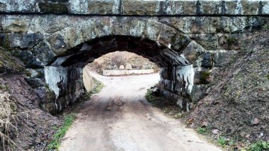 Taş köprünün altındaki eski yol