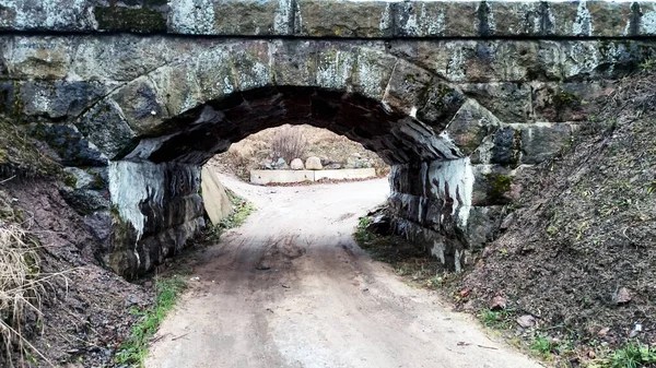 Taş köprünün altındaki eski yol