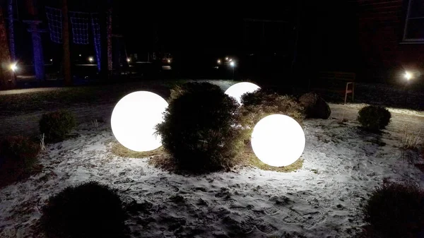 Parkta kışın fenerler