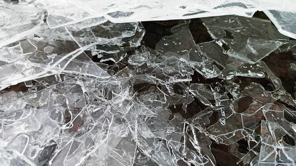 Kırık buz kışın nehirde