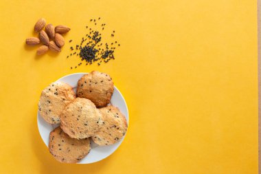 Siyah ayna arka planında ahşap bir standın üzerinde ev yapımı kek kahvesi 