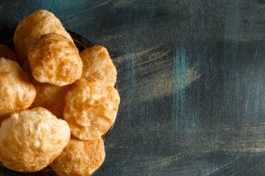 Geleneksel Hint Bengali puf böreği luci