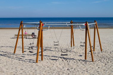 Sahilde salıncaklar, deniz kenarında