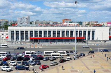 Nizhny Novgorod, Rusya - 28 Mayıs 2018. Nijniy Novgorod Tren İstasyonu. Yeni bir istasyon önünde kare. Dünya Kupası 2018 tamir.