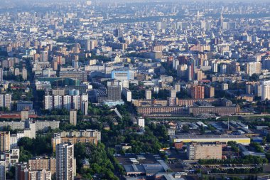 Moskova, Rusya - 3 Haziran 2018. Ostankino Tv Kulesi Moskova'dan görünümünü. Görünür alanları - Ostankino, Tverskoy ve Arbat vardır.