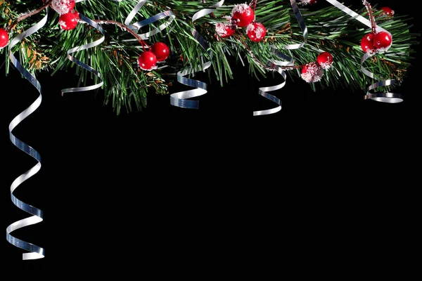 Felicitatie Kerstmis Achtergrond Een Filiaal Van Spar Serpentine Een Zwarte — Stockfoto