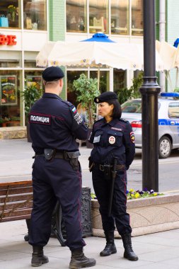Moskova, Rusya - 1 Mayıs 2016. Moskova'nın Turizm polisi sokaklara devriye.